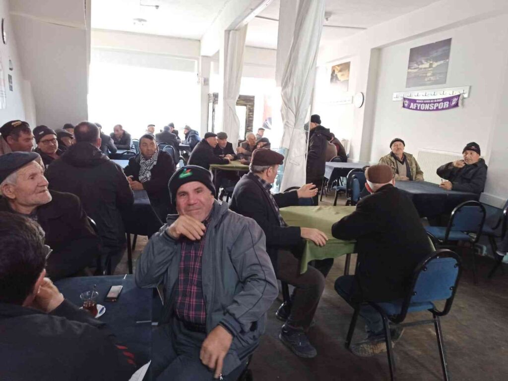 Kahvehanede Si̇gara İçerken Deneti̇m Eki̇bi̇ne Yakalandı