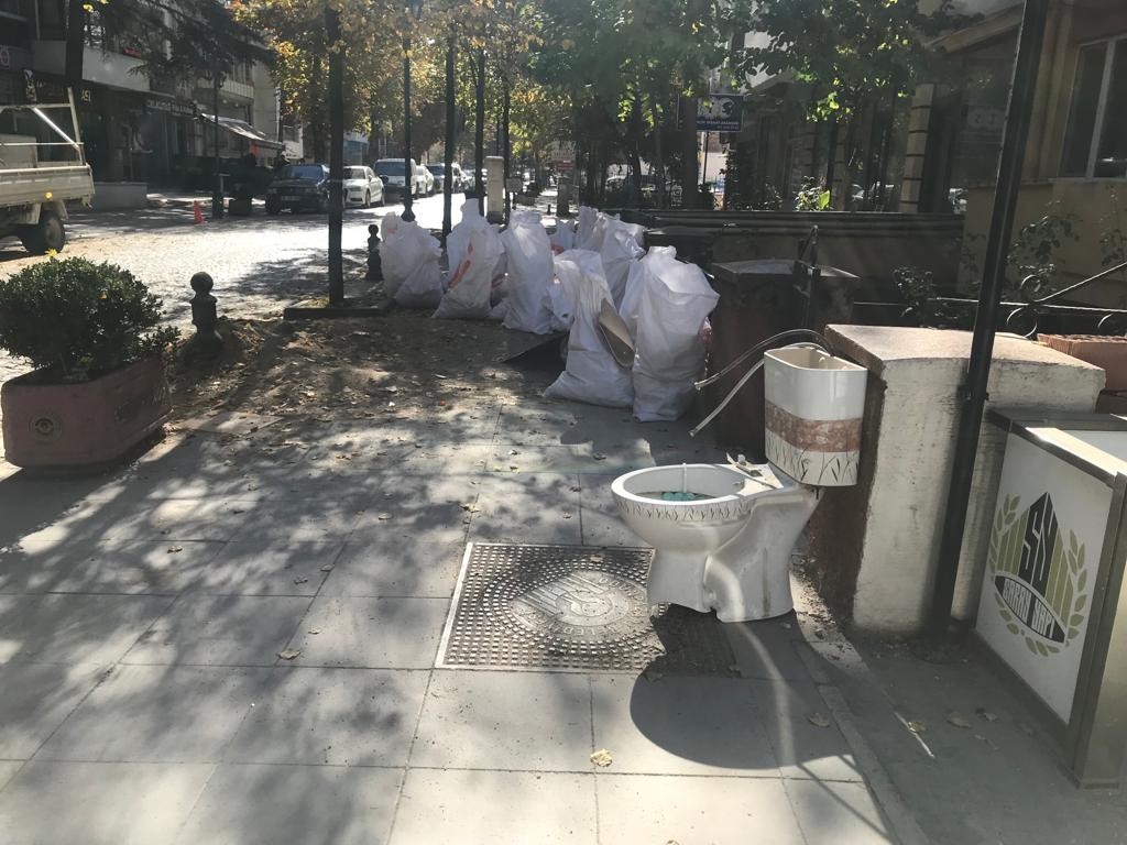 Kaldırımda Bulunan Klozet Vatandaşları Şaşkına Çevi̇rdi̇