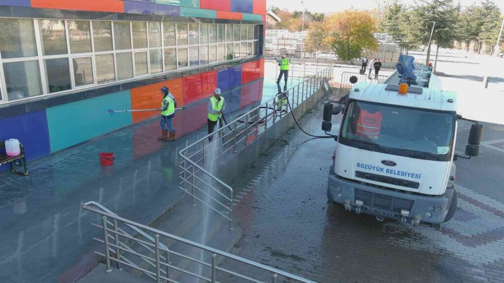 Kapalı Pazarda Temi̇zli̇k Çalışmaları