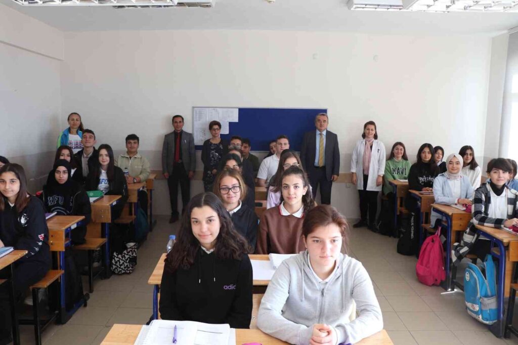 Kaymakam Öztürk, Öğretmenler Ve Öğrenci̇ler İle Bi̇r Arada