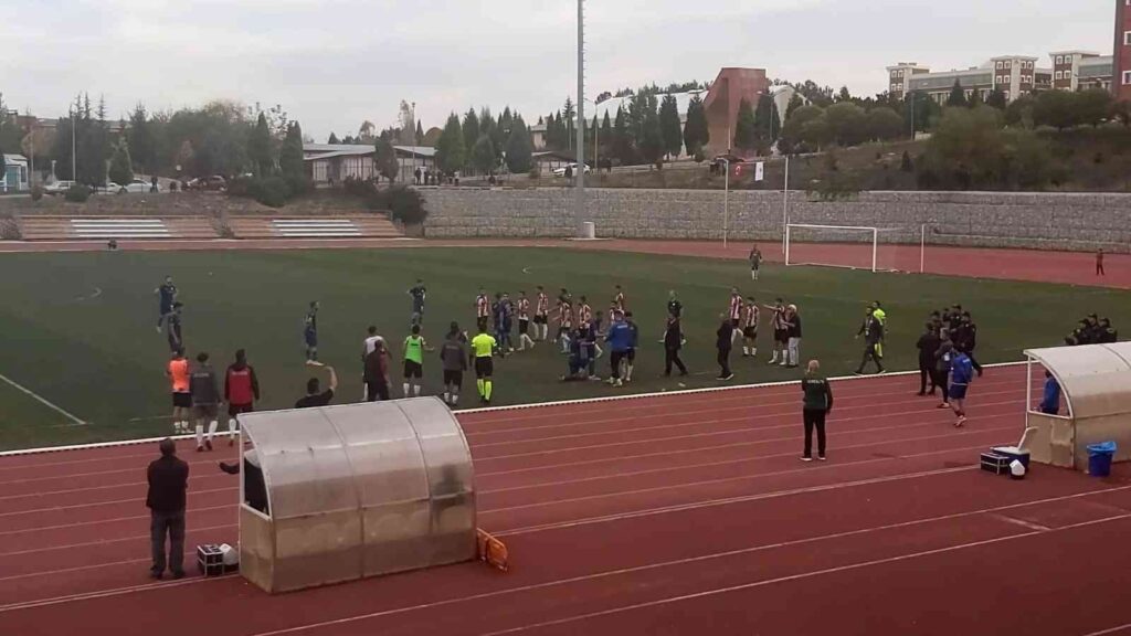 Kırmızı Kart Gören Oyuncu 3 Daki̇ka Daha Sahada Top Oynadı