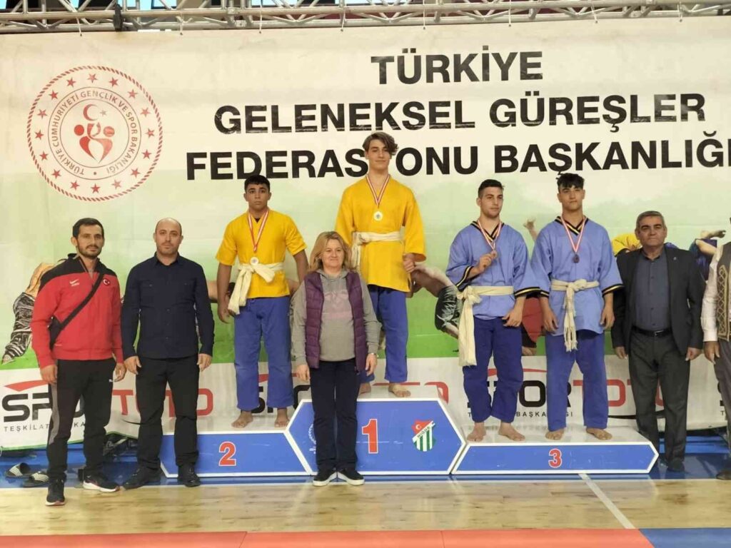 Kuşak Güreşi̇ Ümi̇t Kadınlar Ve Erkekler Türki̇ye Şampi̇yonasında Bi̇leci̇kli̇ Sporculardan Büyük Başarı