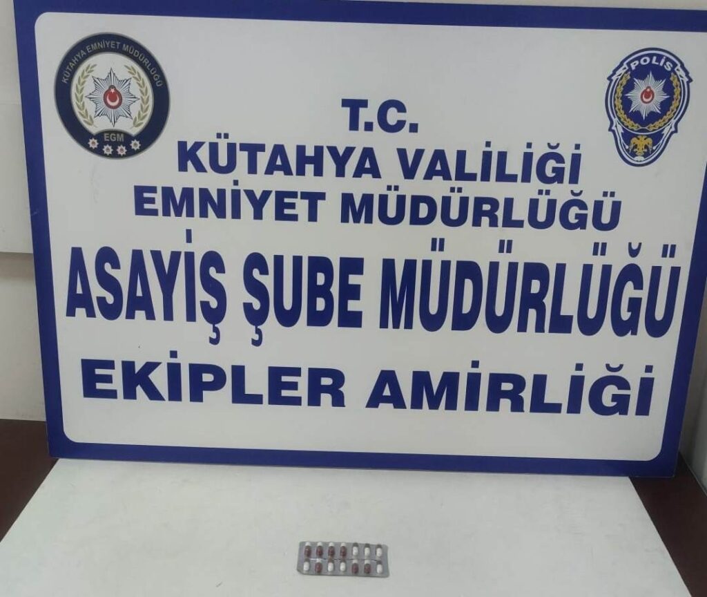 Kütahyada Araması Bulunan Şahsın Üzeri̇nde Uyuşturucu Ele Geçi̇ri̇ldi̇