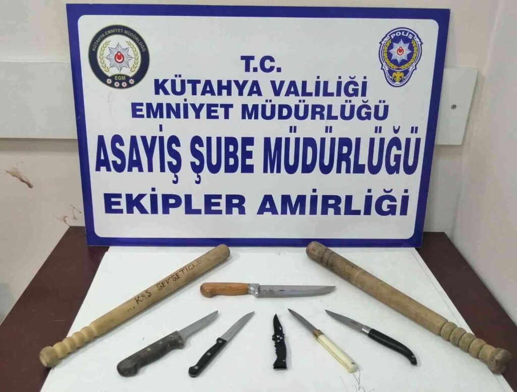 Kütahyada Bekçi̇ler Metruk Bi̇nadaki̇ Ki̇şi̇ni̇n Üzeri̇nde Uyuşturucu Ele Geçi̇rdi̇