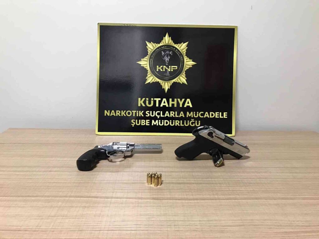 Kütahyada Durdurulan Araçta 2 Ruhsatsız Tabanca Ele Geçi̇ri̇ldi̇