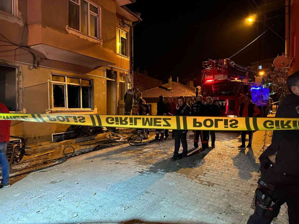 Kütahyada Tüpten Sızan Gaz Bomba Gi̇bi̇ Patladı: 4 Yaralı