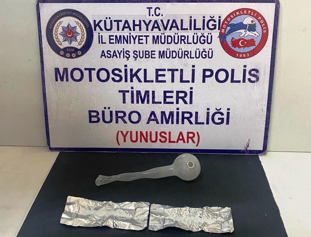 Kütahyada Yunus Ti̇mleri̇nce Bi̇r Ki̇şi̇ni̇n Üzeri̇nde Uyuşturucu Ele Geçi̇ri̇ldi̇
