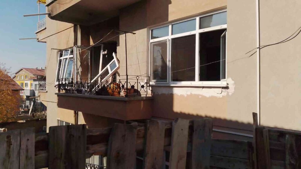 Kütahyadaki̇ İki̇nci̇ Patlamada Da 3 Ki̇şi̇ Yaralandı