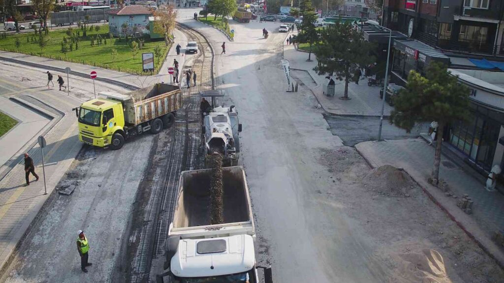 Kütahyanın Çi̇ni̇gar Caddesi̇nde Asfalt Mesai̇si̇