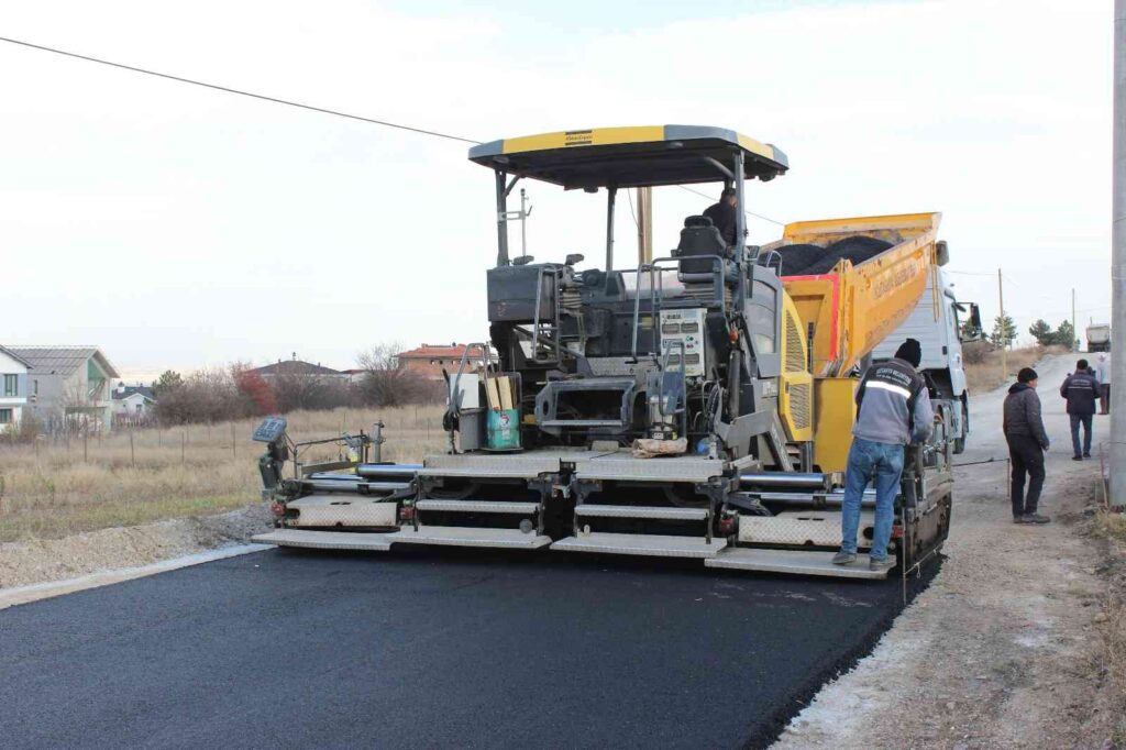 Kütahyanın Mehmet Aki̇f Ersoy Mahallesi̇ne Asfalt
