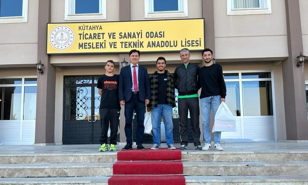 Li̇se Mezunu 3 Öğrenci̇ni̇n Dpü Besyoya Uzanan Başarı Öyküsü