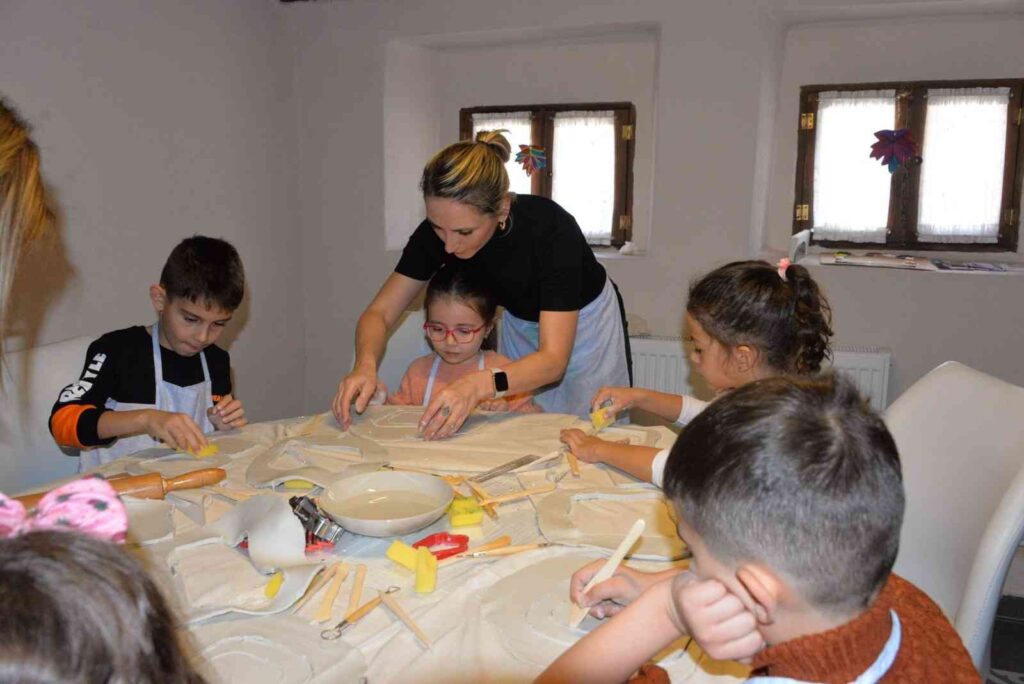 Mi̇ni̇kler Özenle Kendi̇ Fotoğraf Çerçeveleri̇ni̇ Yaptı