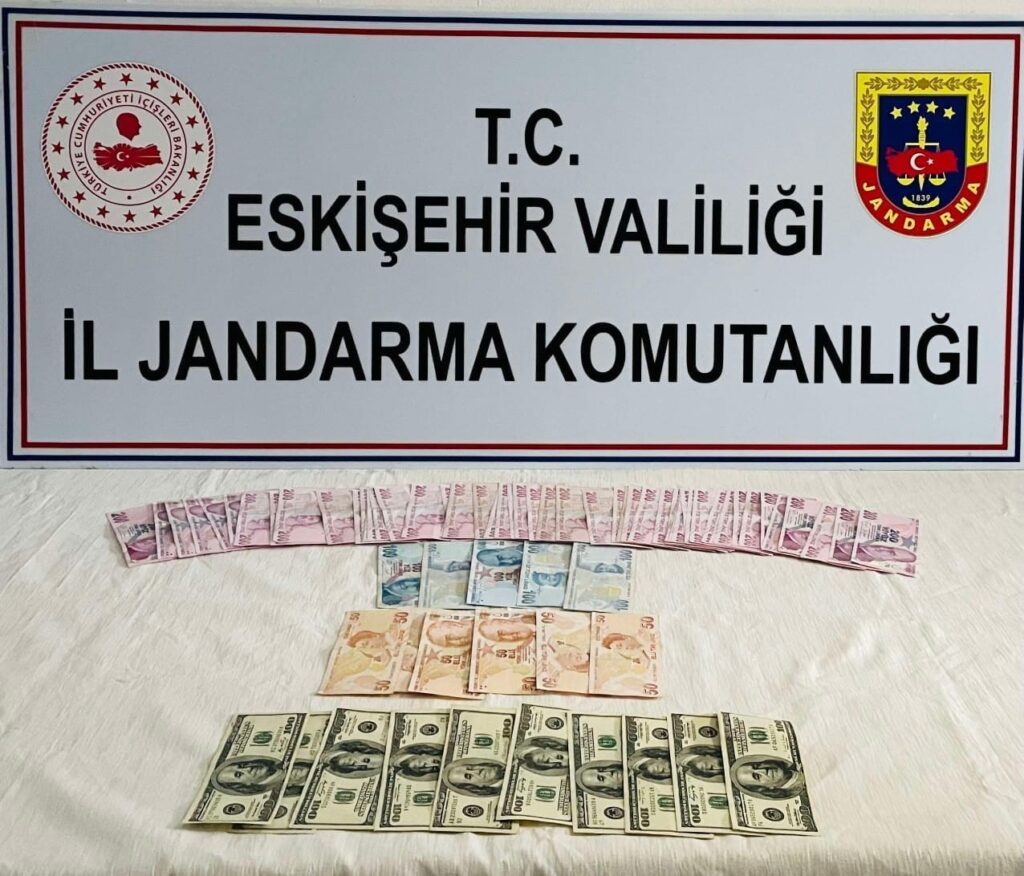 Mi̇safi̇rli̇ğe Geldi̇ği̇ Evi̇n Kasasını Soyduğu İddi̇a Edi̇len Şüpheli̇ Yakalandı