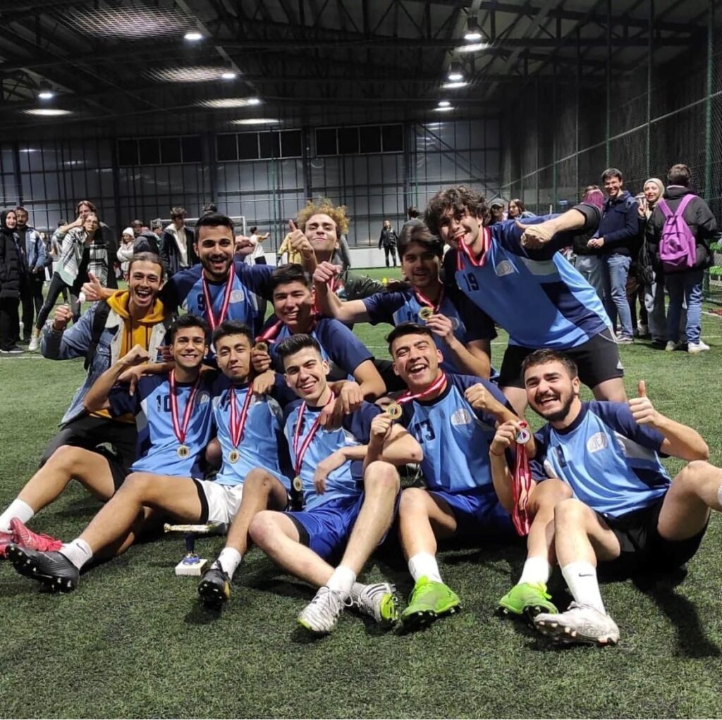 Öğrenci̇ Kulüpleri̇ Halı Saha Turnuvasında Şampi̇yon Belli̇ Oldu