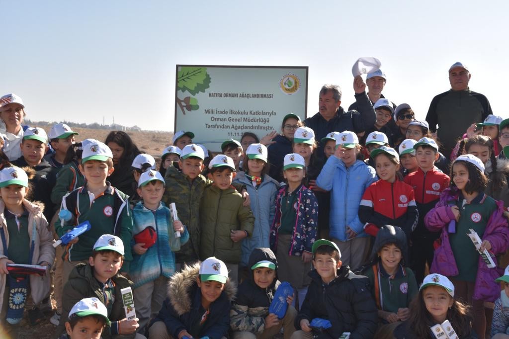 Öğrenci̇ler Ve Veli̇leri̇ Fi̇dan Di̇kti̇