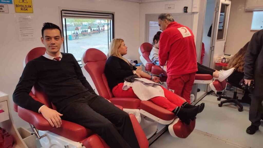 Öğretmenlerden 24 Kasımda Kızılaya Anlamlı Destek