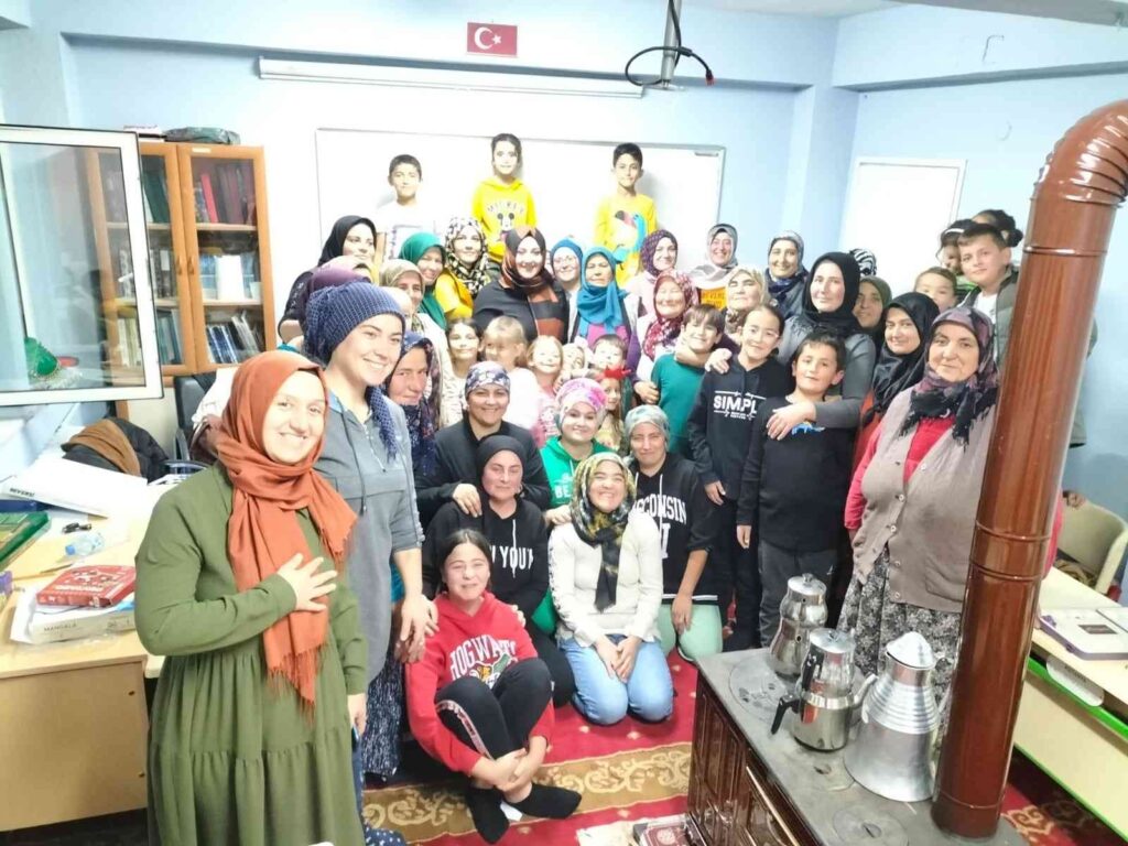 Okul Sıralarına Veli̇ler Oturdu