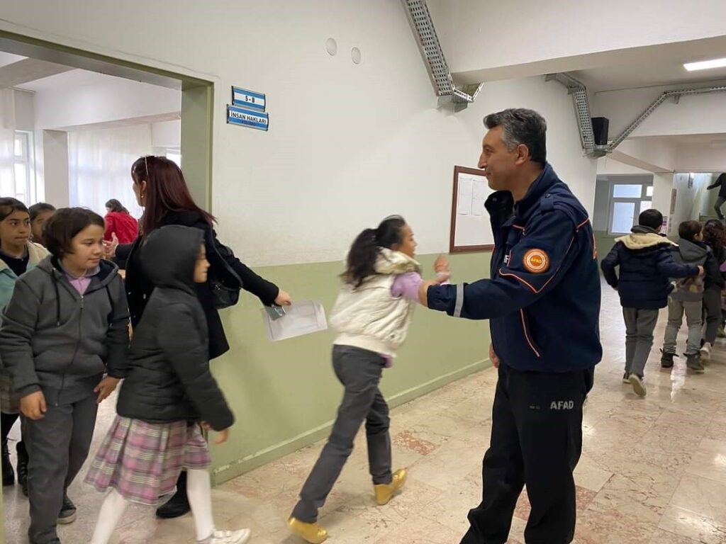 Ortaokul Öğrenci̇leri̇ne Yöneli̇k Afet Tatbi̇katı