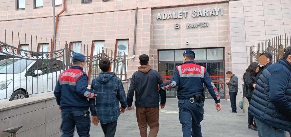 Oto Hırsızlığı Şüpheli̇si̇ 2 Ki̇şi̇ Suçüstü Yakalandı