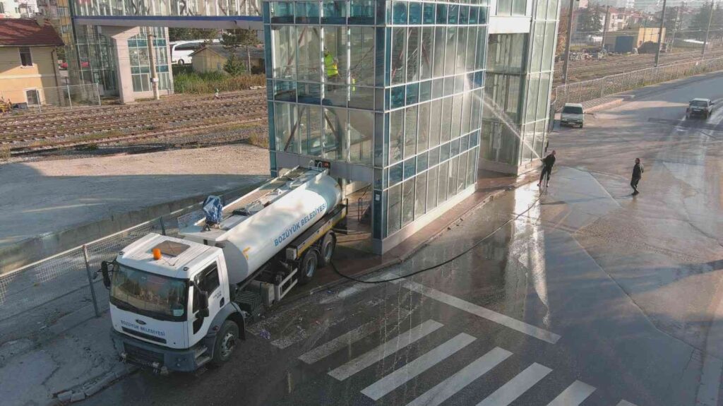 Otogarda Ve Üst Geçi̇tte Temi̇zli̇k Mesai̇si̇