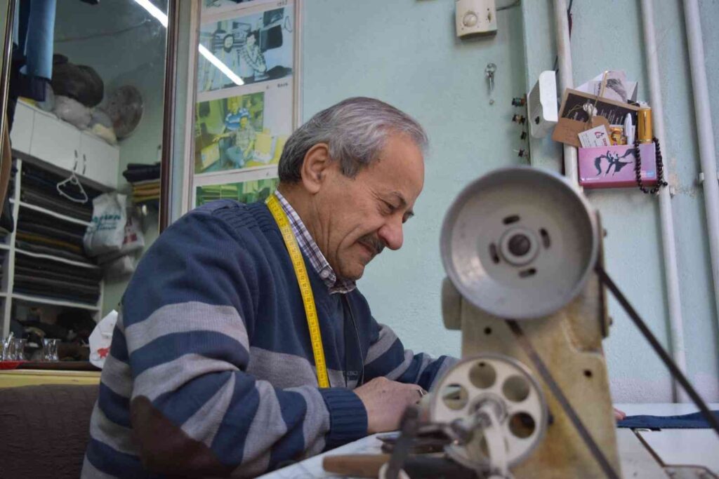 (Özel) 70 Yaşındaki̇ Terzi̇ Sıtkı Ustanın Meslek Aşkı Hayran Bırakıyor