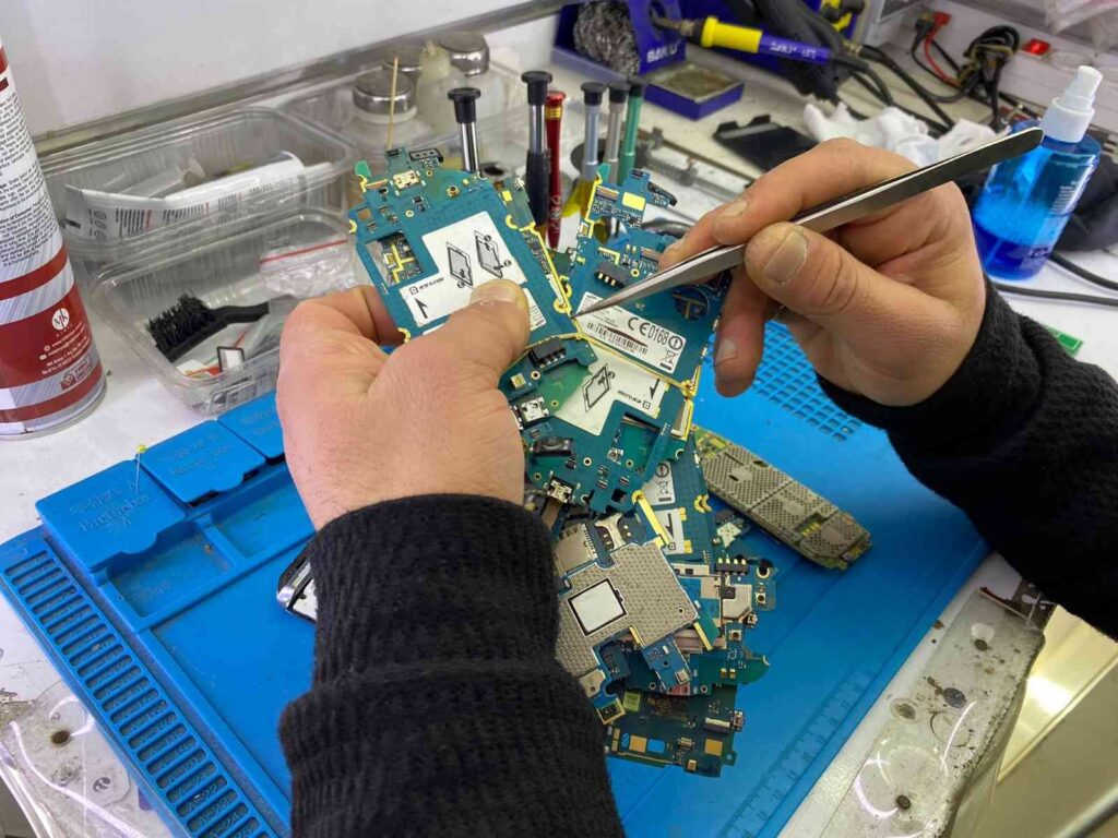 (Özel) Hurda Ci̇hazların İçi̇nde Altın Arıyor