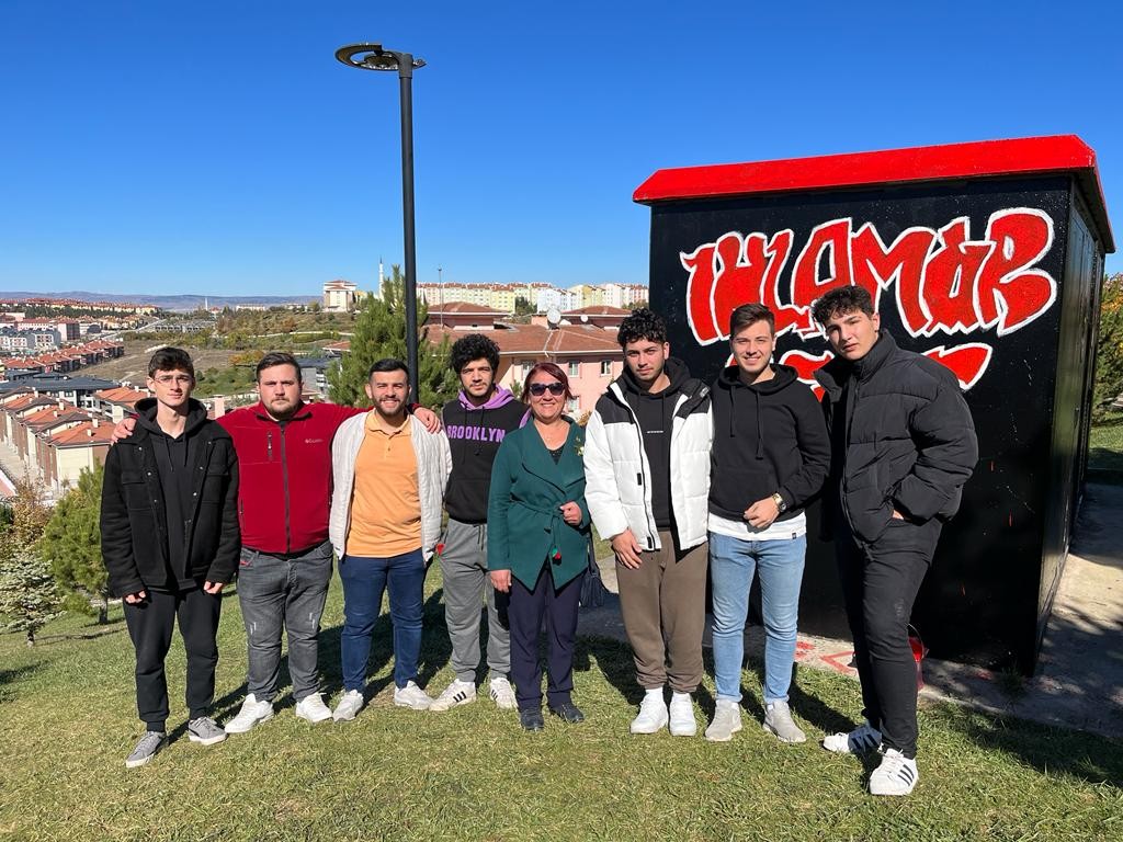 (Özel) Mahalleyi̇ Güzelleşti̇rmek İçi̇n Gençler Ve Muhtar Güç Bi̇rli̇ği̇ Yaptı