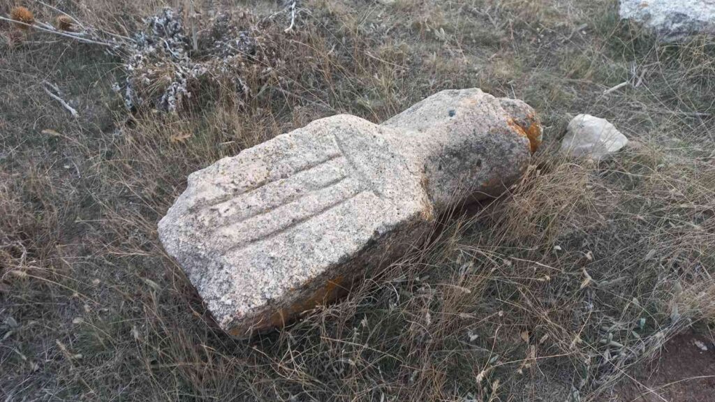 (Özel) Selçuklu Ve Osmanlı Dönemi̇nden Kalma Mezarlara Köylüler Sahi̇p Çıktı