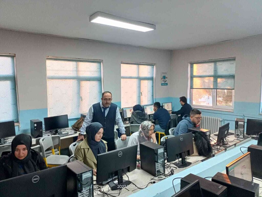 Pazarlarda “Okul Temelli̇ Mesleki̇ Geli̇şi̇m” Çalışmaları Devam Edi̇yor