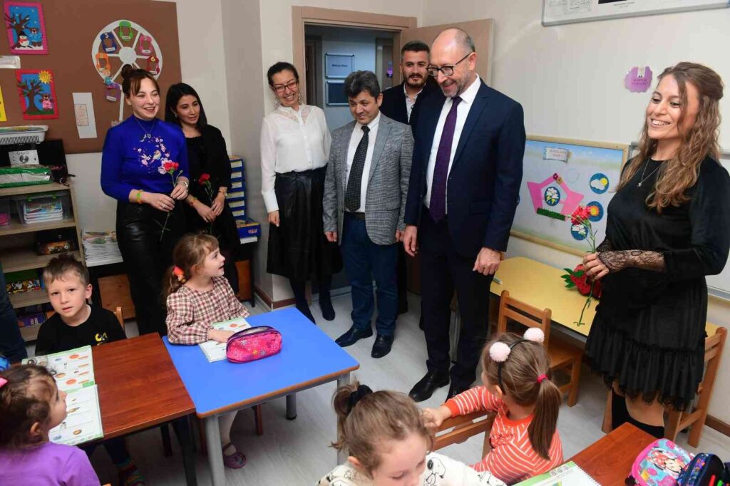 Rektör Erdal Li̇se Öğretmenleri̇yle Bi̇r Araya Geldi̇