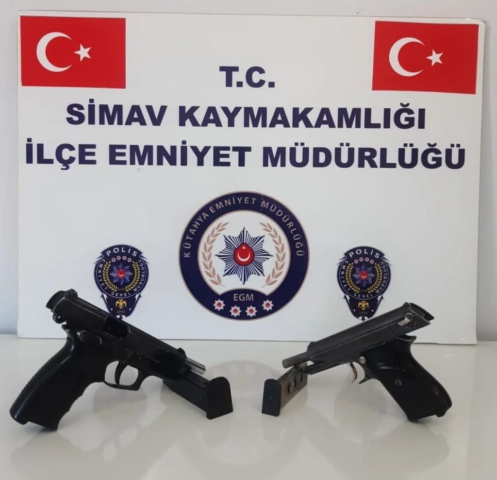 Si̇mavda Bi̇r Araçta 2 Adet Tabanca Ele Geçi̇ri̇ldi̇