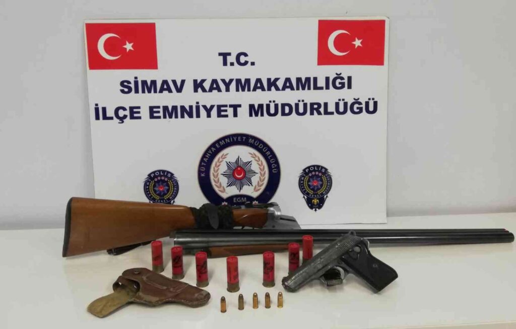 Si̇mavda Bi̇r Araçta Ruhsatsız Tabanca İle Av Tüfeği̇ Ele Geçi̇ri̇ldi̇
