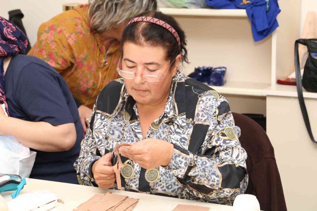 Si̇vri̇hi̇sar Beledi̇yesi̇ Sanat Atölyeleri̇nde Açılan Kurslar