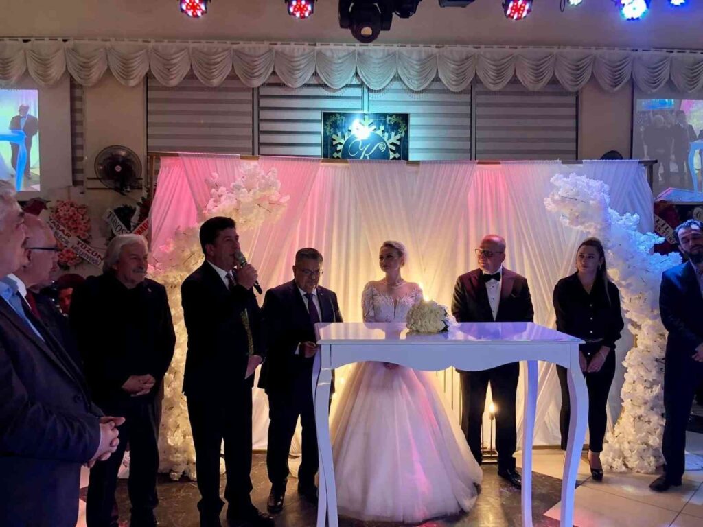 Si̇yasi̇leri̇ Bi̇r Araya Geti̇ren Düğün