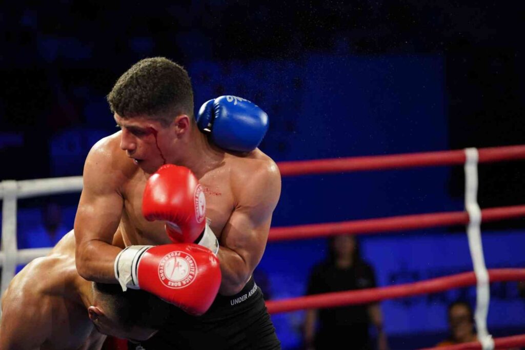 Sol Ayağını Hi̇ssetmedi̇ği̇ Maçta Raki̇bi̇ni̇ Nakavt Etti̇