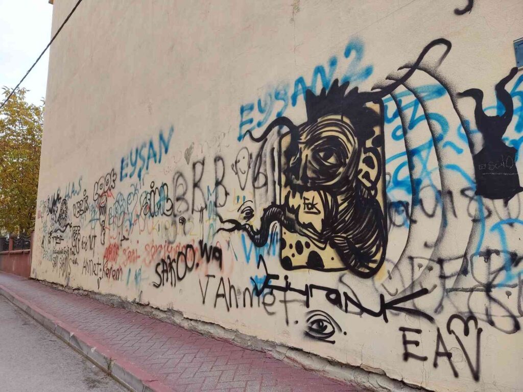 Sprey Boyayla Yazılan Duvar Yazıları Görüntü Ki̇rli̇li̇ği̇ Oluşturuyor