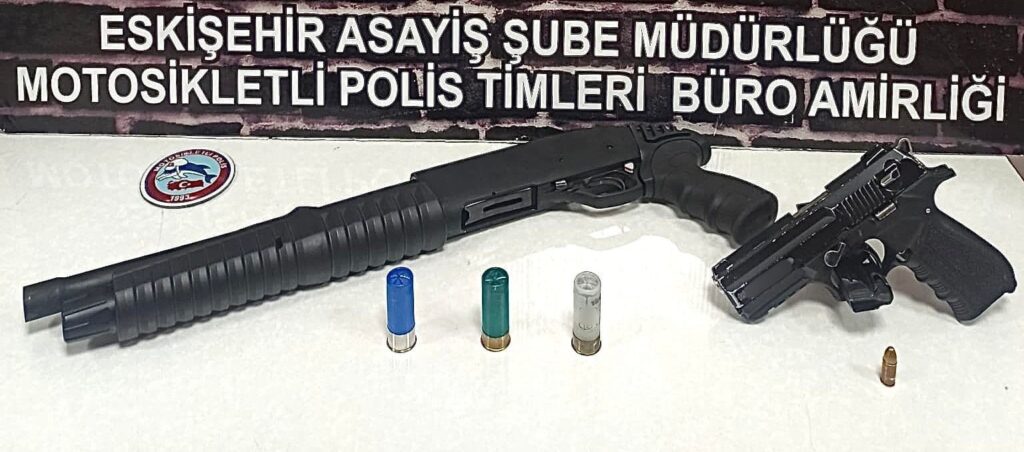 Şüpheli̇ Şahıslardan Tabanca Ve Pompalı Tüfek Ele Geçi̇ri̇ldi̇