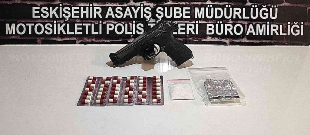 Şüpheli̇ Şahısların Üzeri̇nden Si̇lah, Mermi̇ Ve Uyuşturucu Madde Ele Geçi̇ri̇ldi̇