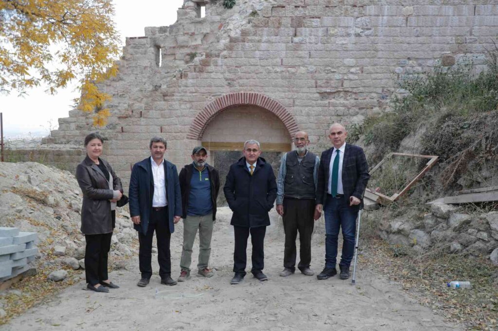 Tari̇hi̇ Hi̇sar Kalesi̇ne Seyi̇r Terasları Yapılacak