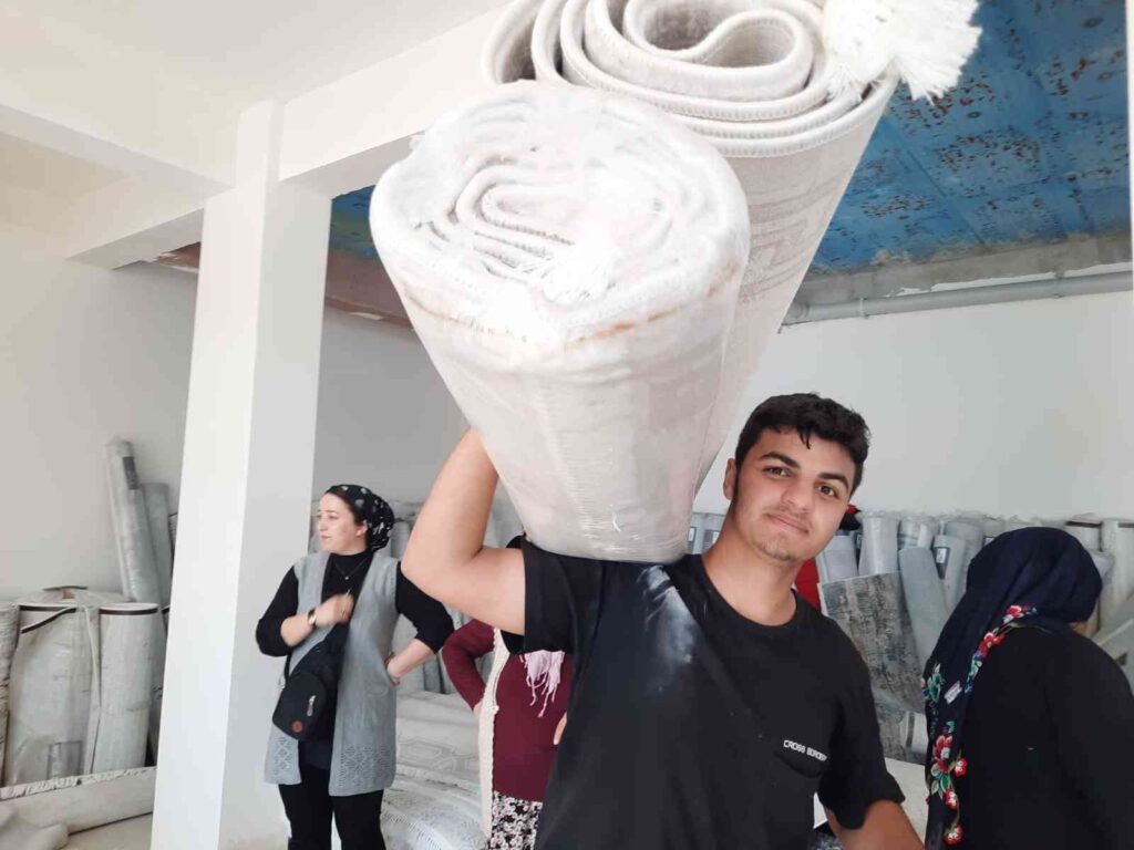 Ucuz Halı Almak İçi̇n Yoğunluk Oluşturdular