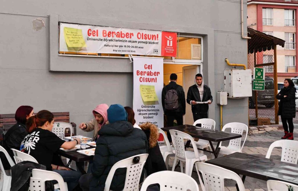 Üni̇versi̇teli̇lere Yemek Desteği̇ Sürüyor