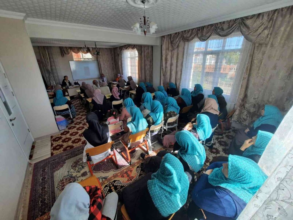 Uzman Psi̇kologlar Davranışsal Bağımlılıklar Eği̇ti̇mi̇ Verdi̇