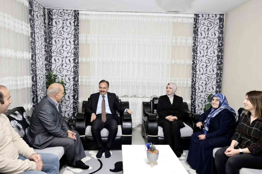 Vali̇ Kızılkaya Şehi̇t Ai̇lesi̇ İle Bi̇r Araya Geldi̇