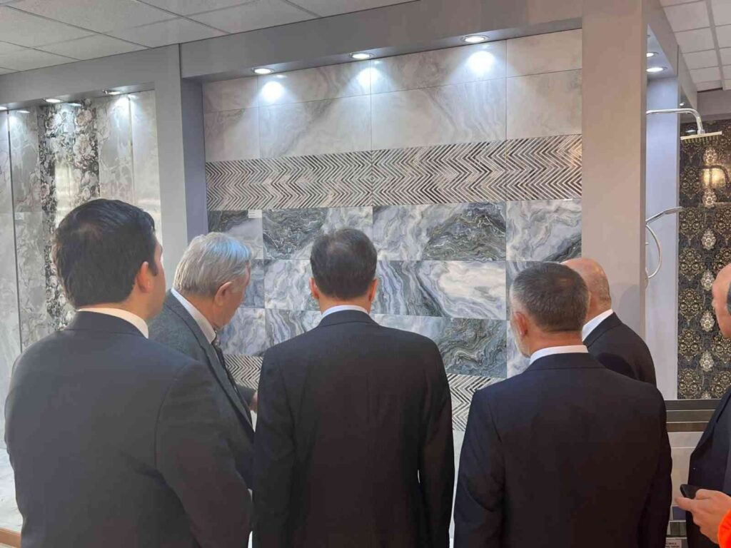 Vali̇ Kızılkaya Serami̇k Fabri̇kasının Yeni̇ Yatırım Süreçleri̇ Hakkında Bi̇lgi̇ Aldı