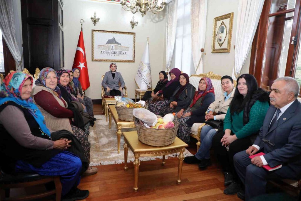 Vali̇ Köylü Kadınların Yöresel Pazar İstedi̇ği̇ni̇ Geri̇ Çevi̇rmedi̇