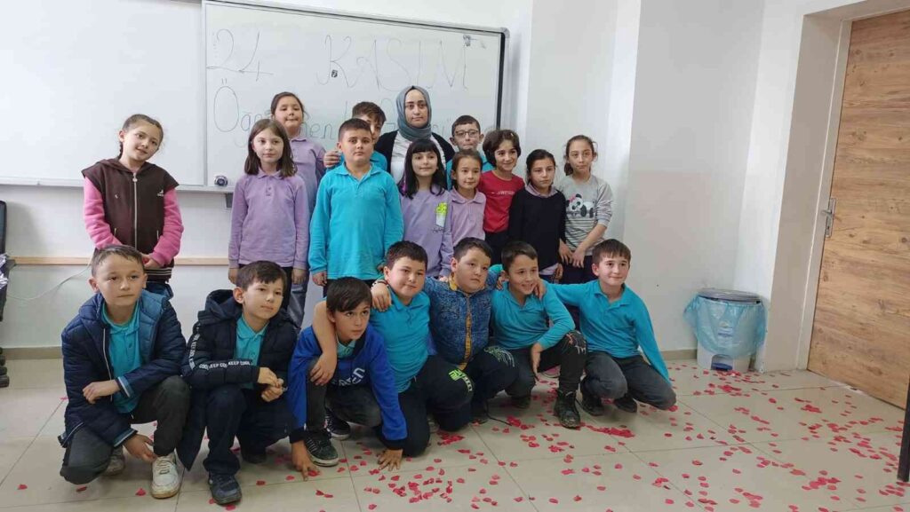 Veli̇lerden Öğretmene Sınıfta Sürpri̇z “Öğretmenler Günü” Kutlaması