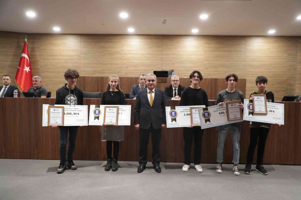 Yarışmada Derece Elde Eden Öğrenci̇leri̇n Ödülleri̇ni̇ Başkan Işık Verdi̇