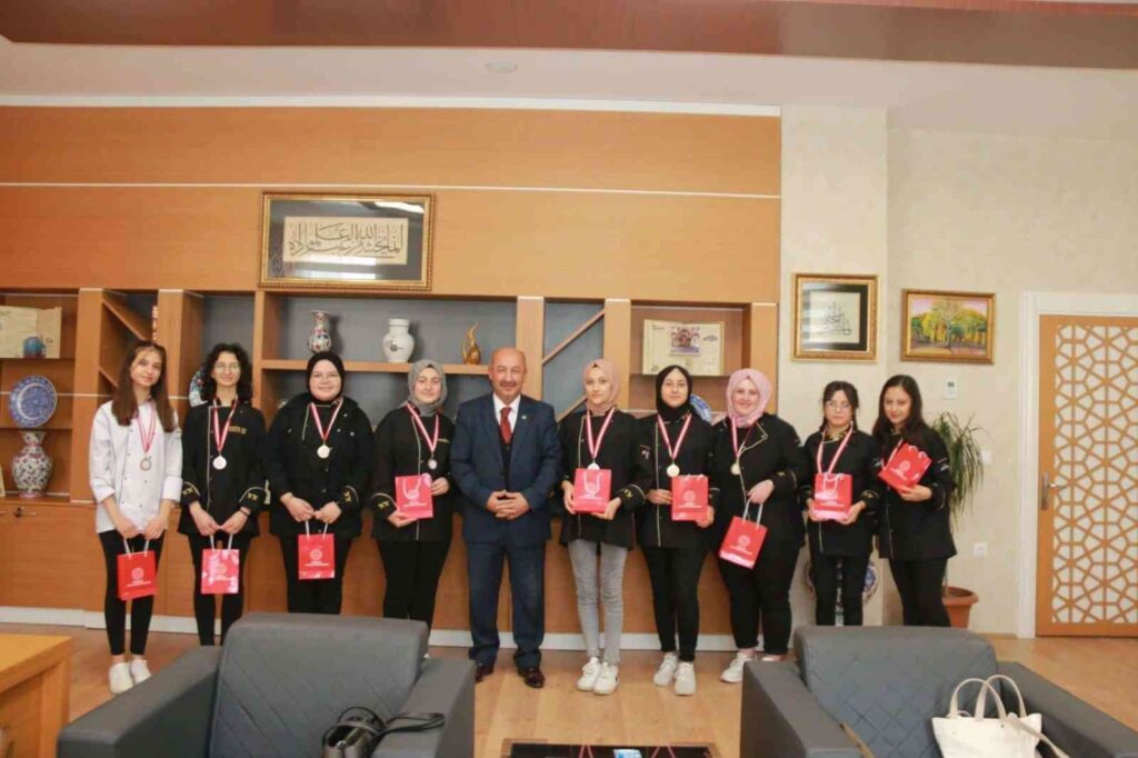 Yemek Yarışmasından Ödülle Dönen Öğrenci̇ler Müdür Başyi̇ği̇tle Bi̇r Araya Geldi̇