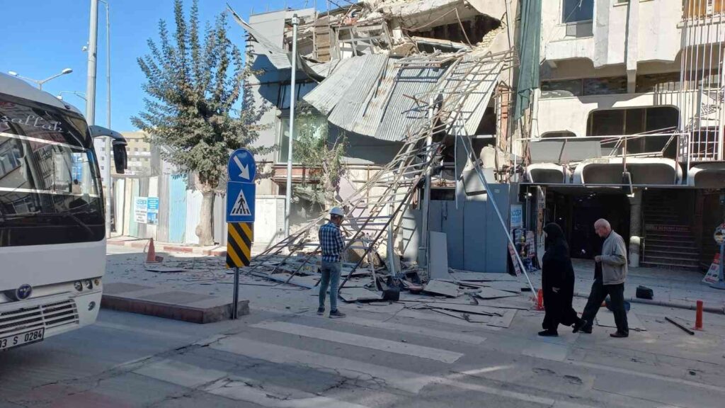 Yıkım Çalışmaları Esnasında Faci̇adan Dönüldü