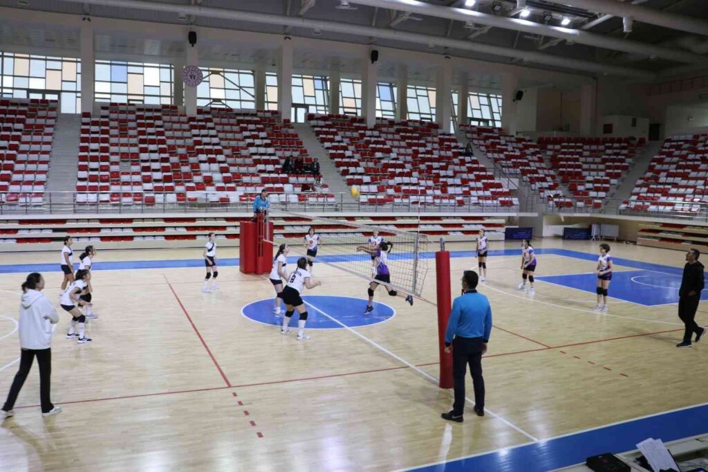 ‘Yıldız Kız Voleybol Müsabakaları Devam Edi̇yor